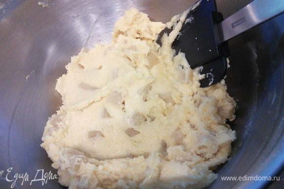 Вмешайте марципан в тесто. Взбейте белки в крепкую пену.