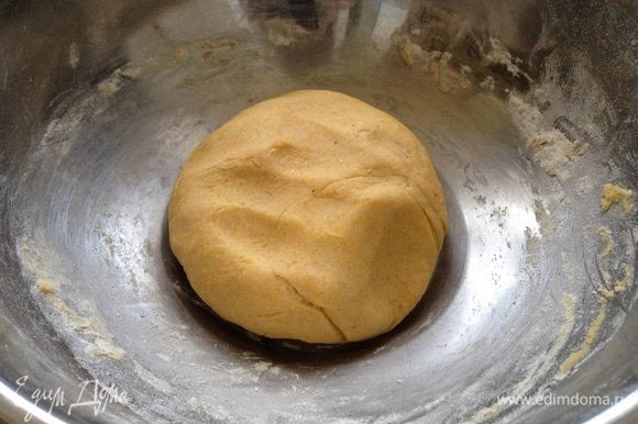 Влить воду с маслом в муку и вымешать однородное тесто (по необходимости добавляете или муку, или воду). Собрать тесто в шар, накрыть пленкой и поставить в холодильник на 20-30 минут.