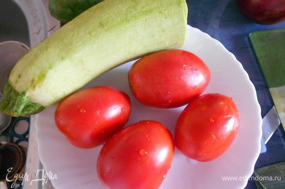 Овощи, кабачок и помидоры помыть.