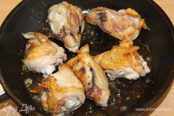 На самом деле кусочки курицы могут быть любыми, грудка, бедра, голени. Обжарим их на оливковом масле до золотистой корочки.