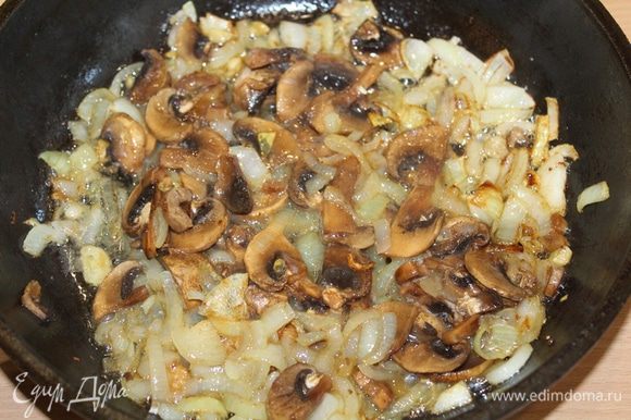 Отдельно обжарить мелко порезанный лук, добавить чеснок и грибы, обжарить 2 минуты.