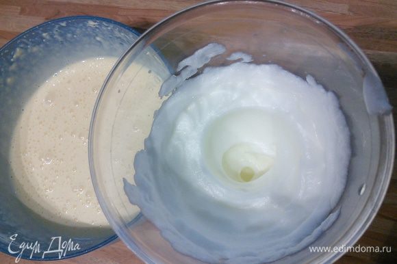 Желтки отделить от белков. Желтки взбить со сливочным сыром. Отдельно взбить белки со щепоткой соли в плотную пену.
