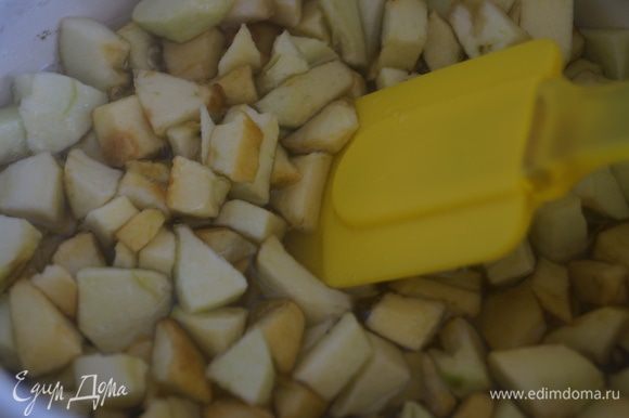 Яблоки вымыть и очистить от шкурки и сердцевины. Нарезать не крупными кубиками (примерно 1х1 см).