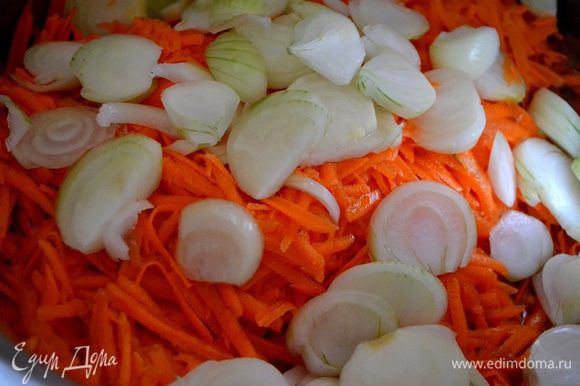 Нарезаем лук, натираем крупно морковь. Примерно 30 минут тушим их в посуде с толстым дном в растительном масле.