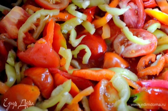 Нарезаем помидоры и перец, добавляем к луку с морковью.