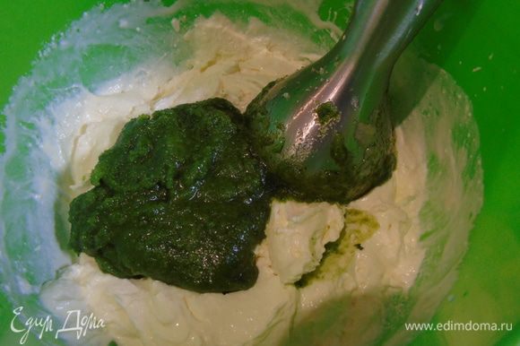 Листья мяты с сахаром взбейте в отдельной посуде блендером и добавьте в творог. Перемешайте, влейте сливки и еще раз перемешайте.