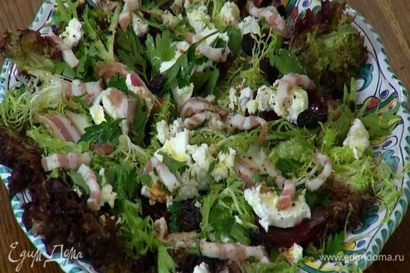 Сверху на салат посыпать изюмом и разложить сало, порезанное тонкими полосками.