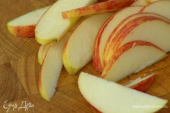 Яблоки, удалив сердцевину, нарезать ломтиками толщиной 2 мм.