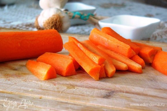 Нарезаем морковь тонкими брусочками или кружочками.