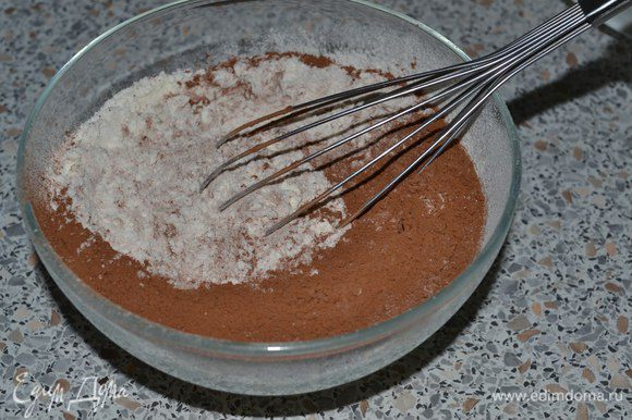В другой миске смешать сухие ингредиенты: муку, какао, разрыхлитель, соль. Я добавила ещё щепотку мяты. И венчиком перемешать.
