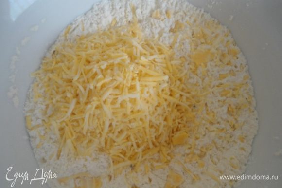 Сыр, натертый на средней терке, добавим к муке.