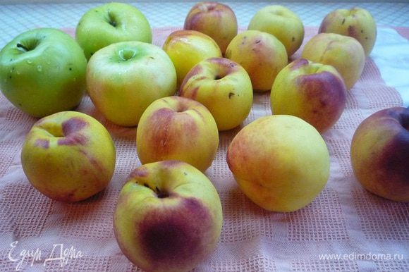 Персики и яблоки промыть, очистить от косточек и кожуры, нарезать дольками. Из лимона выжать сок, срезать цедру.