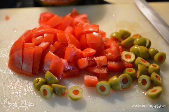 Порезать помидоры и оливки.