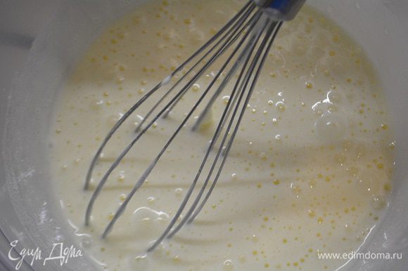 В другой миске смешать яйца с сахаром и хорошо взбить на высокой скорости в течение 5 минут. Масса побелеет и увеличится в 3 раза.