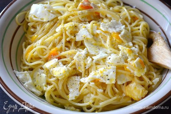 Выложить спагетти в большое блюдо и подавать!