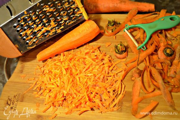 Морковь натереть на крупной терке.