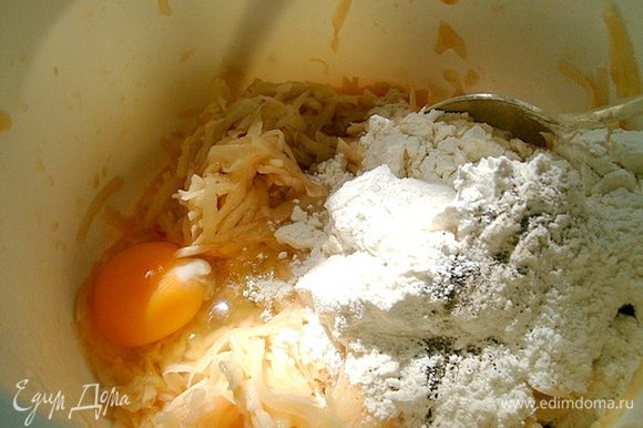 Кладем в овощи яйцо, соль и перец по вкусу, добавляем муку.