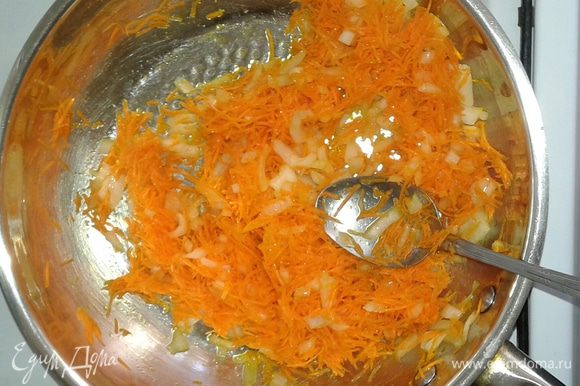 Лук мелко нарезаем, морковь трем на мелкой терке и все пассеруем на сковороде на растительном масле.