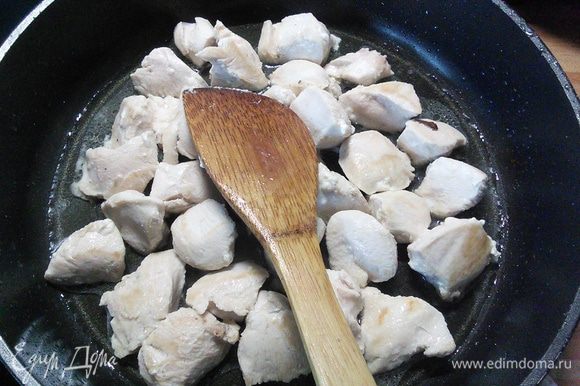 На разогретом масле в глубокой сковороде обжарить мясо до золотистого цвета, посолить и поперчить.