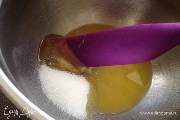 В миске соединить растопленное масло, сахар, мед и щепотку соли. Хорошо перемешать.