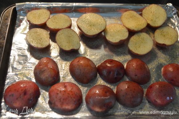 Яйца отварить, очистить. Разогреть духовку до 225°С. Картофель желательно взять мелкий, красный. Помыть, разрезать на части, посолить и поперчить. Выложить на противень, промазанный маслом. Поставить в разогретую духовку на 45 минут или до готовности.