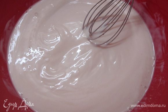 Йогурт вылить в миску, добавить молоко с дрожжами.