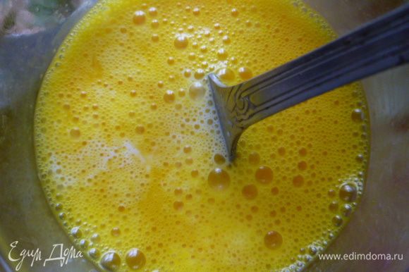 Для заливки 2 яйца с щепоткой соли слегка взбить, добавить 2 холодных белка и снова взбить. Влить молоко, перемешать.