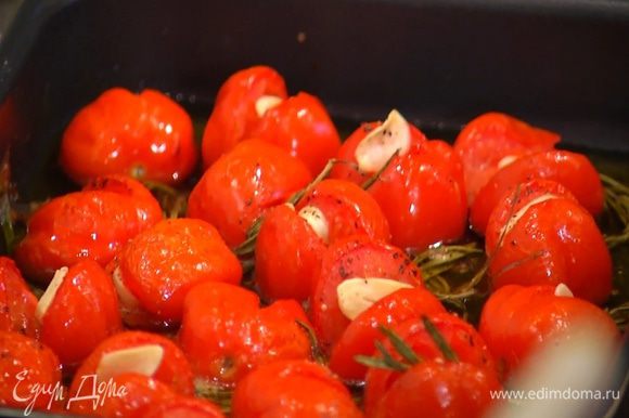 Понизить температуру в духовке до 140°С и томить помидоры час-полтора (чем крупнее помидоры, тем дольше), затем остудить.