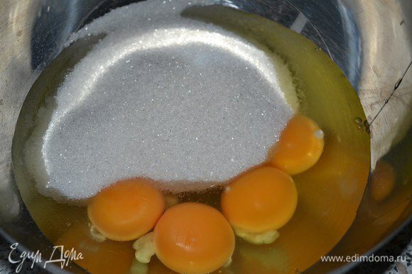 В миске смешать яйца и сахар.