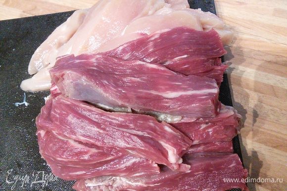 Мясо режем на продолговатые брусочки примерно 2х8 см.