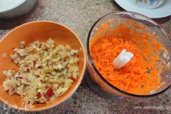 Яблоки и морковь можно натереть на мелкой терке или измельчить в блендере. Теперь можно включить духовку для разогрева до 170 градусов.