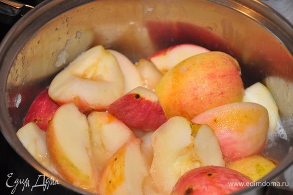 Яблоки режем на четыре части, вынимаем косточки и палочки, варим в кастрюле, добавив на дно небольшое количество воды. Варим как для яблочного пюре. Крышку не поднимаем, пока яблоки не превратятся в мякоть.