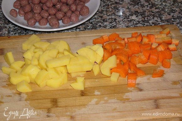 Морковь и картофель нарезать кубиками.