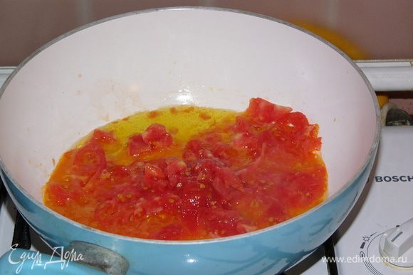 В сотейнике разогреваем 2 ст.ложки растительного масла и добавляем очищенный от кожи, нарезанный помидор. По желанию, можно добавить домашний соус из томатов или перца. Я добавила для цвета немного перцовой пасты.