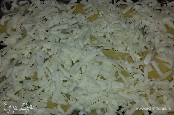 Далее выкладываем оставшийся картофель, солим и посыпаем тертым сыром.