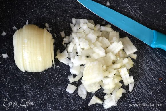 Луковицу очистить и мелко нарезать. Я использовала белый лук, он менее "злой", поэтому чаще всего именно его использую в салатах.