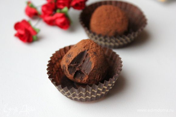 Чайной ложкой или руками сформируйте шарики, обваляйте в какао, отправьте конфеты в холодильник постоять.