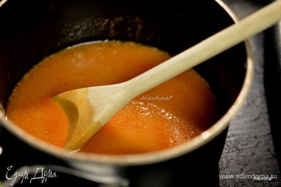 Для соуса выложить масло в кастрюльку и растопить, добавить сок апельсина, чили соус, мед, сок лайма. Как все перемешалось, снять с огня.