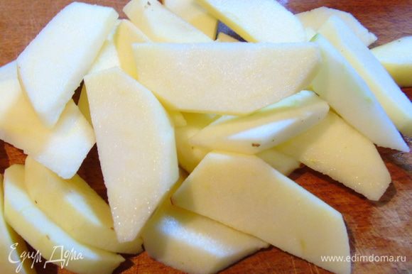 Остальные яблоки нарезать пластинами и сбрызгнуть лимонным соком.