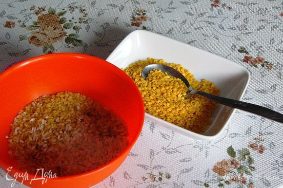 Пока будем чистить перцы, на 10 минут зальем рис и булгур кипятком. Не передержите, иначе крупа потом сильно разварится. Подготовим чечевицу.