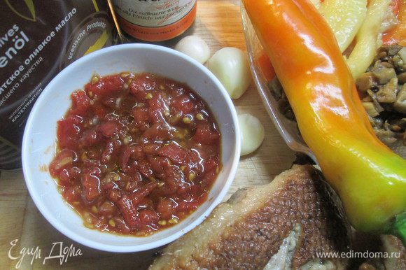 Из запеченных томатов, соевого соуса, чеснока, оливкового масла и вустерширского соуса приготовим заправку.
