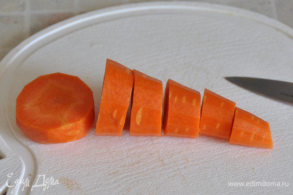 Среднего размера морковь помыть и почистить.