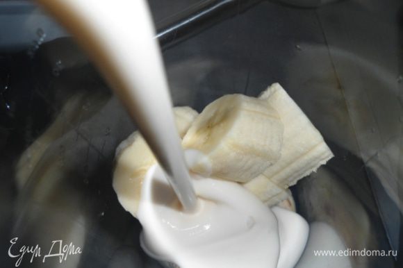 Влить ряженку (или любой другой кисломолочный напиток), добавить мускатный орех на кончике ножа и все взбить в течении 2 минут.
