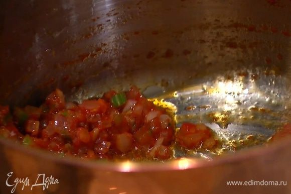 Сельдерей порезать очень мелко и выложить в кастрюлю с овощами, добавить измельченный руками пеперончино, томатную пасту, копченую паприку и все перемешать.