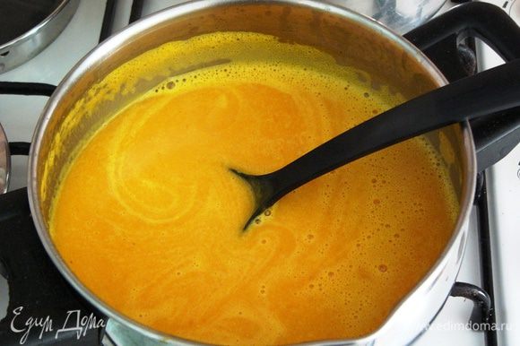 Перед тем, как пюрировать суп, добавим в него соль и специи. Их вы можете выбрать по своему вкусу. Затем предоставим работать блендеру.