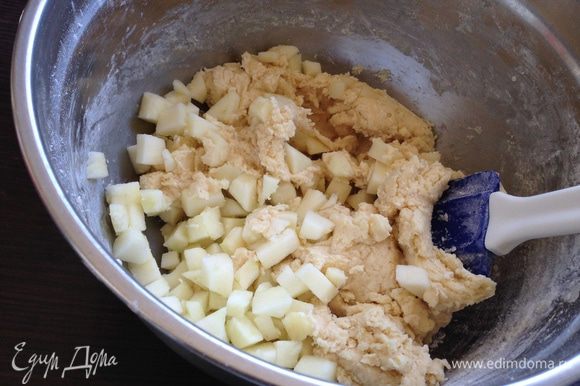 Яблоко вымыть, очистить и нарезать кубиками. Добавить его к получившейся массе и замесить мягкое тесто.