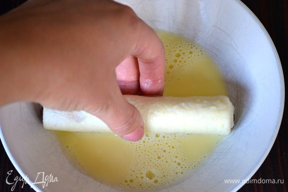 В миске смешать яйцо с молоком и обмакнуть в эту смесь трубочки, одну за другой.