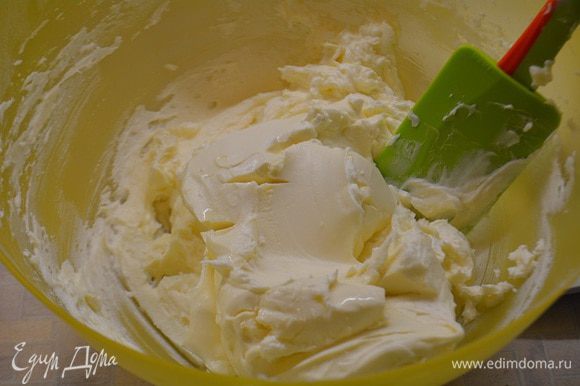 Готовим крем: масло и сливочный сыр обязательно должны быть комнатной температуры. Масло взбить с сахарной пудрой до пышной массы. Добавить сливочный сыр и экстракт ванили.