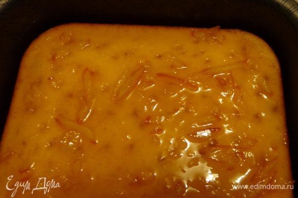 Готовое и еще горячее тесто часто проколоть вилкой и залить смесью апельсинового джема и ликера.