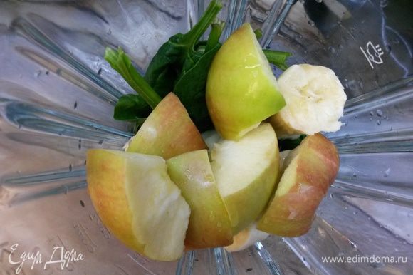 В блендер отправляем банан, яблоко и шпинат. Добавляем воду и лимонный сок. Взбиваем до однородности.